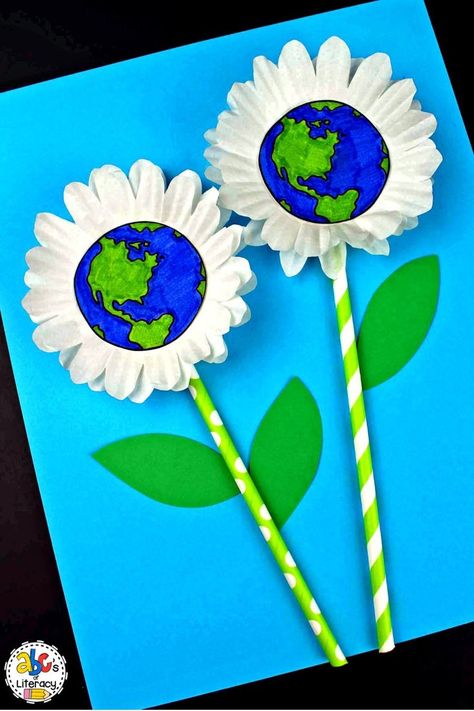 Are you looking for a creative project for your students create on Earth Day? This Earth Day Flower Craft is not only easy to make and unique but it’s the perfect time to remind your kindergartners, first graders, and second graders how important it is that we take care of our planet. This flower craft is also a fun way for your early elementary students to celebrate the first day of Spring. Click on the picture to learn more about this classroom craft? #earthdaycraft #flowercraft #springcraft Earth Day Craft, Earth Craft, Earth Day Projects, April Crafts, Recycled Crafts Kids, Earth Day Crafts, Earth Day Activities, Spring Activities, Classroom Crafts