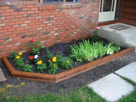 16 Small Flower Gardens That Will Beautify Your Outdoor Space Landscape Timber Edging, Side Landscaping, Reka Bentuk Landskap, Level Garden, Flower Bed Borders, Small Flower Gardens, Budget Landscaping, Bed Small, Flower Bed Edging