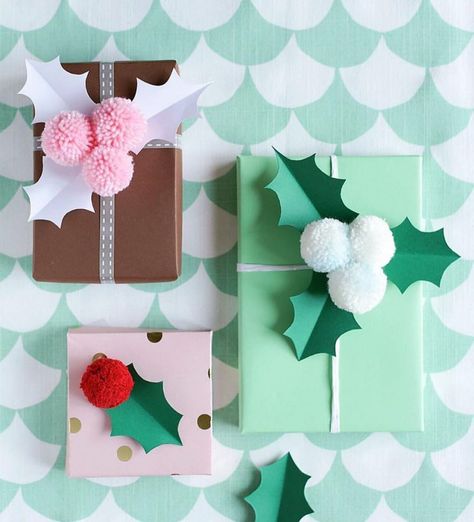 24 Cute DIY Christmas Gift Wrapping Ideas - The Creatives Hour Recycled Christmas Gifts, Christmas Wrapping Ideas Creative, Joulun Aika, Christmas Gift Wrapping Diy, Cute Gift Wrapping Ideas, Christmas Wrapping Diy, Christmas Gift Wrapping Ideas, Creative Wrapping, Christmas Gift Packaging