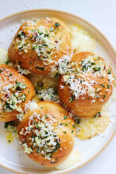 Crescent Roll Garlic Knots, Garlic Knots Recipe, Garlic Rolls, Mozzarella Cheese Sticks, Pillsbury Recipes, Garlic Knots, Cheesy Garlic Bread, Homemade Dough, Crescent Roll Dough