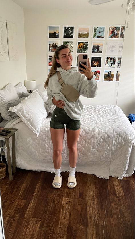 Going Out Athletic Outfit, College Gym Outfit, Class To Gym Outfits, Outfit Inspirations Athletic, Cute Workout Outfits For School, Working At A Gym Outfit, Outfits To Recreate Casual, After Workout Outfit, Athletic Clothing Aesthetic