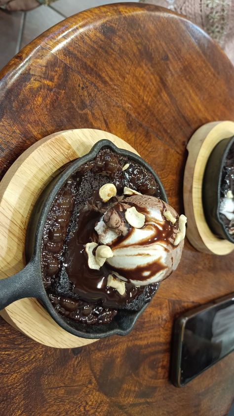 An aesthetically pleasing sizzling brownie with icecream and chocolate syrup on top Sizzling Brownie, Cafe Items, Cooking Shooking, Mix Baby Girl, Food Snap, Doraemon Cartoon, Foodie Instagram, Gorgeous Doors, Quick Recipes Snacks