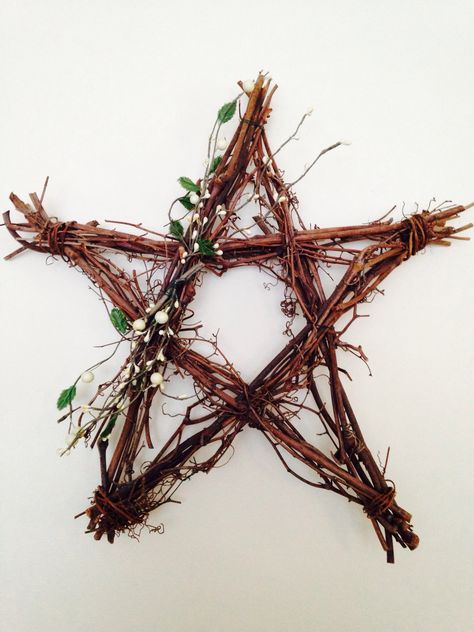 Witchy Mansion, Earthy Christmas Decor, Pagan Star, Twig Stars, Woodland Christmas Decor, Witchy Garden, Star Craft, Star Wreath, Wiccan Crafts