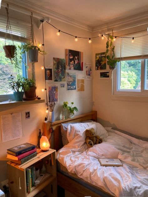 Dorm Room Boho Ideas, Apartment Room Lighting Ideas, Dorm Bedding Aesthetic, Cozy Eclectic Bedroom Vintage, Dorm Mood Lighting, California Dorm Room, Room Format Ideas, Renter Friendly Room Decor, Uc Santa Cruz Dorm