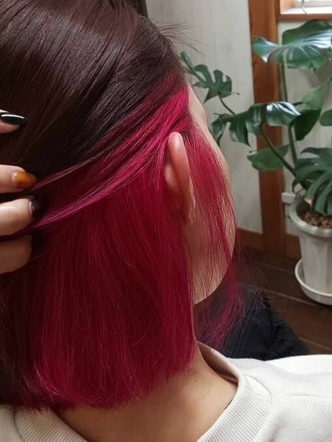 Red Underdye Hair, Red Hair Underneath, Red Peekaboo Hair, Pink Underdye Hair, Peekaboo Hair Color Ideas, Undercolor Hair, Peekaboo Hair Color, Under Hair Dye, Underdye Hair