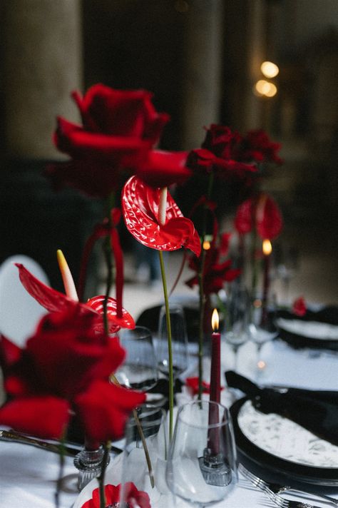 An elegant table setting with bold floral arrangements at Theatre Cartier. Red Ikebana, Red Wedding Table, Ikebana Flowers, Cocktail Table Decor, Elegant Table Decorations, Wedding Table Setup, Red Wedding Flowers, Birthday Dinner Party, Christmas Shoot