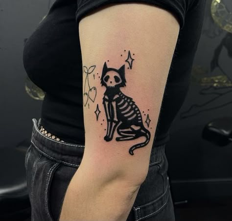 Cat Skull Tattoo, Kitty Tattoo, Stunning Tattoos, French Tattoo, Funky Tattoos, Goth Tattoo, Black Cat Tattoos, Drawing Styles, Clever Tattoos