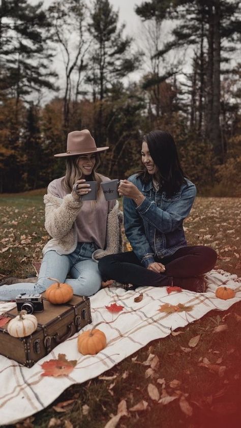 Autumn Picnic, Picnic Pictures, Summer Instagram Pictures, Picnic With Friends, Friendship Photography, Fall Picnic, Fall Activity, Picnic Inspiration, Fall Session