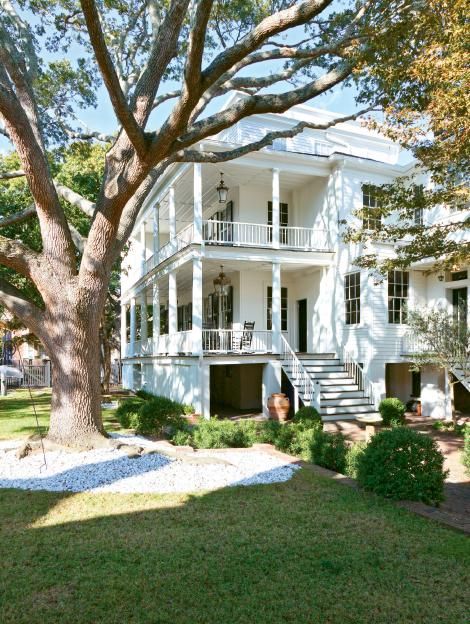 Ciao Bella! | Charleston Magazine Most Beautiful Homes, Southern Plantations, Antebellum Homes, Charleston Homes, Gorgeous Houses, Ciao Bella, Charleston South Carolina, Gorgeous Gardens, Big Houses