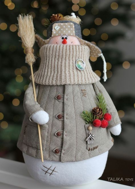 Christmas Decorations Sewing, Snowman Crafts Diy, Villain Outfits, Felt Snowman, Snowman Christmas Decorations, Dekor Diy, Christmas Paper Crafts, New Year's Crafts, Snowmen Patterns