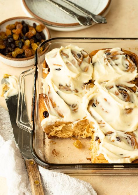 Raisin Cinnamon Rolls, Homemade Sweet Rolls, Cinnamon Raisin Rolls, Raisin Rolls, Cinnabon Cinnamon Rolls Recipe, Pillsbury Biscuit Recipes, Cinnabon Cinnamon Rolls, Rolls Homemade, Cinnamon Roll Dough