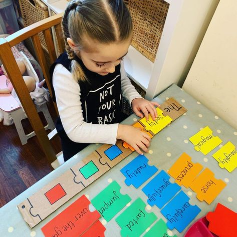 𝙎𝙚𝙣𝙩𝙚𝙣𝙘𝙚 𝙗𝙪𝙞𝙡𝙙𝙞𝙣𝙜 𝙗𝙮 @myteachermummyandme👇🤓 “I set this activity up for Emilia to encourage sentence building and making her vocabulary more interesting in her writing. This is also a good activity if you have reluctant writer too because it’s less daunting than a big piece of blank paper. On a strip of cardboard I wrote ‘The’ for the starter then added the coloured squares so Emilia could match the adjective,noun, adverb, verb, prepositional phrase to form a sentence." Learning To Read Activities, Adverbs Sentences, Sentence Building Activities, Nouns Verbs Adjectives Adverbs, Free Homeschool Printables, Nouns Verbs Adjectives, Prepositional Phrases, Sentence Building, Nouns And Adjectives