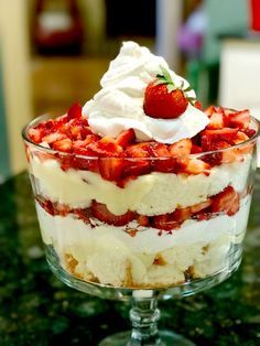 The Best Ever Strawberry Shortcake Trifle Shortcake Trifle, Trifle Bowl Recipes, Cake Trifle, Trifle Dessert Recipes, Strawberry Shortcake Trifle, Mousse Au Chocolat Torte, Strawberry Trifle, Dessert Parfait, British Desserts