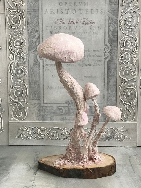 Paper Mache Art Projects Ideas, Fairytale Sculpture, Clay Crafts Mushroom, Mushrooms Sculpture, Cardboard Mushroom, Paper Mache Fairy, Paper Mache Sculpture Ideas, Paper Mache Mushroom, Cora Pearl