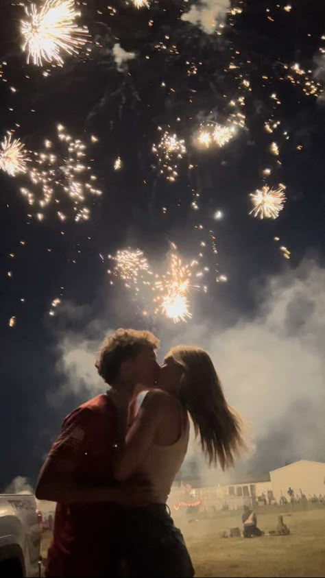 Couple New Years Pictures, Goals With Boyfriend, New Year Couple Pictures, Firework Kiss, New Year Kiss, Firework Pictures, New Years Kiss, New Year Photoshoot, Dream Dates