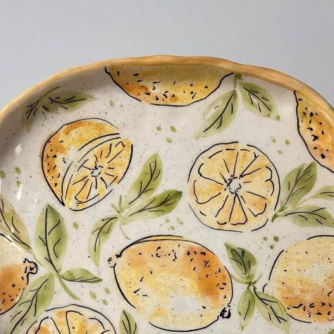 Pottery Painting Ideas Tray, Lemon Pottery Painting, Underglaze Mugs, Pottery Underglaze Ideas, Painting Cafe, Lemon Drawing, Ceramic Store, Diy Pottery Painting, Pottery Inspo