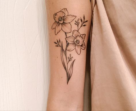 Daffodil And Ladybug Tattoo, Jonquil And Daffodil Flower Tattoo, Narcissa Flower Tattoo, Narcissus Holly Flower Tattoo, Narcissus Flower Tattoo Simple, Paperwhites Tattoo, Naricuss Flower Tattoo, December Birth Flower Tattoo Small, December Birthday Tattoo