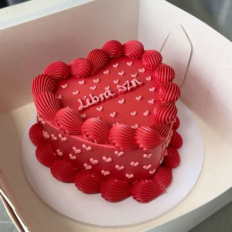 Cakes Inspo Aesthetic, Heart Cake 21 Birthday, 25th Birthday Ideas Cake, Pink And Red Vintage Cake, Libra Bday Cake, Libra Heart Cake, Pink And Red Heart Cake, 23rd Birthday Cakes, Libra Season Cake