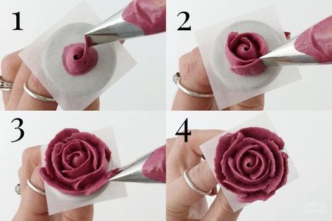 Buttercream Flower Tutorial Buttercream Roses Tutorial, Flower Wreath Cake, Buttercream Flowers Tutorial, Wreath Cake, Cake Decorating Flowers, Frosting Flowers, Cookie Decorations, Buttercream Roses, Decoration Patisserie