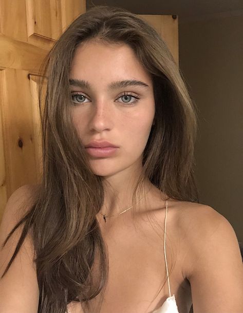 @sophiknight Ideas De Maquillaje Natural, Natural Brows, Elegant Makeup, Nude Makeup, Beauty Goals, Long Brown Hair, Natural Beauty Tips, Natural Makeup Looks, Makeup Makeup