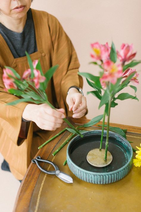 Ikebana Tutorial How To Make, Orchid Ikebana, Ikebana Bowl, Ikebana Arrangements Wedding, Ikebana Kenzan, Winter Ikebana Arrangements, Kenzan Flower Arrangement, Ikebana Vase, Japanese Flower Arrangement