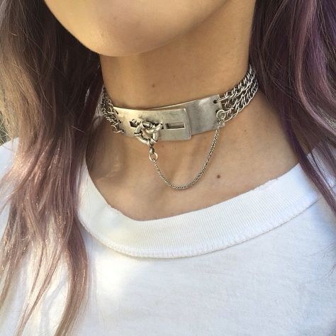 looks complicated Pinterest Jewelry, Metal Collar, O Ring Choker, Ankle Jewelry, Choker Collar, Leather Collar, Mode Style, Collar And Cuff, Leather Jewelry