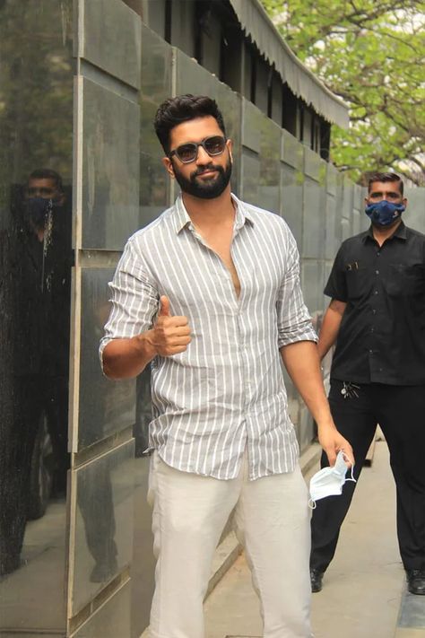 Alia Bhatt, Vicky Kaushal And Bipasha Basu Stepped Out Dressed In Their Best Vicky Kaushal Outfits, Vicky Kaushal Hairstyle, College Outfits Indian Men, Indian Men Outfits, College Outfits Indian, Dusky Skin, Mens Fashion Summer Outfits, Grey Suit Men, Mens Hairstyles With Beard