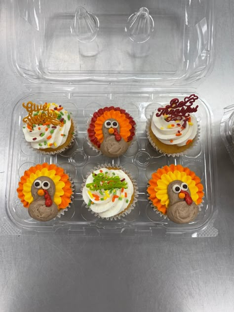 Easy Turkey Cupcakes, Simple Thanksgiving Cupcakes, Thanks Giving Cupcake Ideas, Thanksgiving Theme Cupcakes, Thanksgiving Cupcake Decorating Ideas, Turkey Cupcakes Ideas, Thanksgiving Cupcakes Ideas, Work Cupcakes, Scarecrow Cupcakes