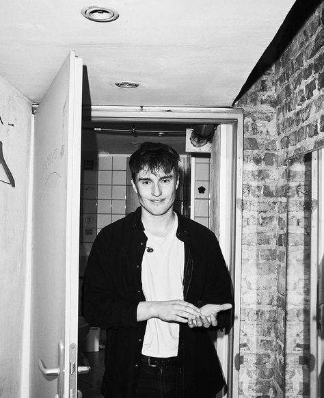 Sam Fender, Tour Music, Pink Music, Band Outfits, Best Hug, British Music, Ep Album, Music Poster Design, Taylor Swift Music