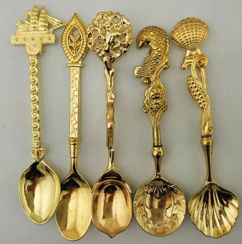 5pcs Kitchen Dining Bar Vintage Royal Style Coffee Spoon Golden by GlowvatechVintage on Etsy Retro Desserts, Gold Silverware, Antique Spoons, Antique Silverware, Wooden Cheese Board, Ar Accessories, Coffee Dessert, Dessert Spoons, Coffee Spoon