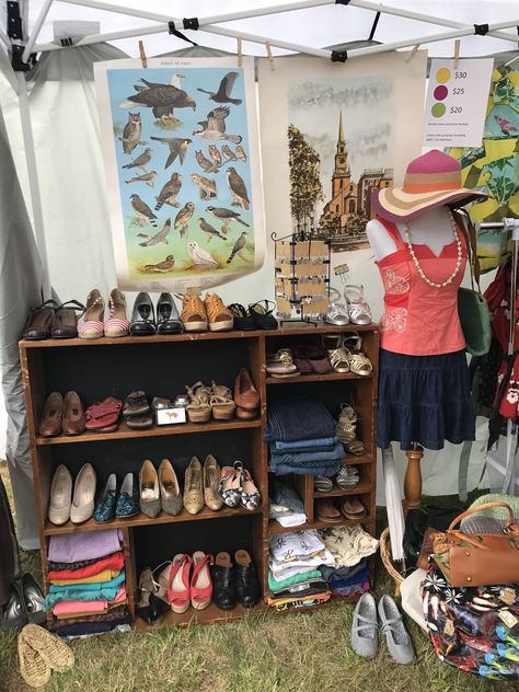 Vintage Clothing Display Flea Markets, Garage Sale Set Up Ideas, Flea Market Clothes, Vintage Flea Market Booth Ideas, Pop Up Clothing Display, Flea Market Booth Display Ideas, Flea Market Set Up, Vintage Clothing Display, Pop Up Retail