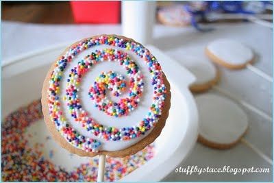 swirl cookie Spiral Cookies, Swirl Sugar Cookies, Rainbow Party Food, Lollipop Cookies, Swirl Cookies, Rainbow Stuff, Rainbow Cookie, Swirl Lollipop, Awesome Desserts