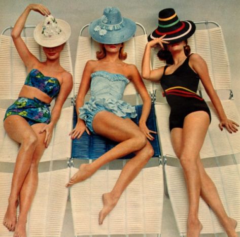 Summer Weekend w the girls Vintage Swim, Look Retro, Moda Retro, Vintage Swimwear, Vintage Swimsuits, Retro Mode, Foto Vintage, Vintage Mode, Summer Swim Suits