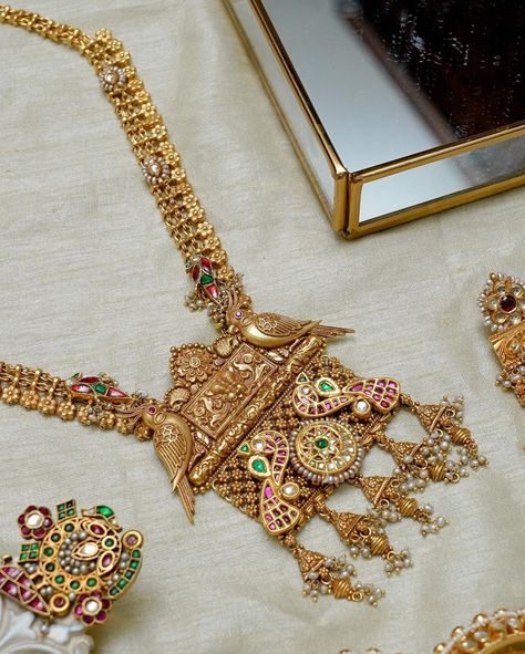 Presenting to you.. Our Traditional Jesalmeri 💫 ✨ One-of a kind jewellery design that has been created with a mix of Jadau, kundan and antiquity. DM/comment below for inquiries #jewellerydesign #rajjewellery #rambaghbyrajjewellery #rajjewellerybrides #earrings #nriwedding #indianwedding #jewellerystyling #silverjewellery #vogueindia #silverjewelry #traditional #weddingjewellery #jadaujewellery #jewelleryensemble #handjewellery #indianjewellery Jesalmeri Jewellery, Rajwada Jewellery, Mangalsutra Pendent, Simple Bridal Jewelry, Unique Wedding Jewelry, Rajputi Jewellery, Traditional Necklace, Rani Haar, Antique Necklaces Design