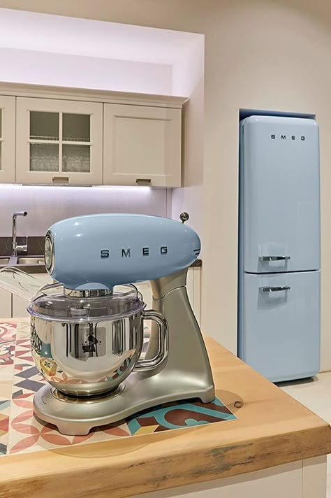 Smeg Kitchen Ideas, Smeg Stand Mixer, Smeg Kitchen Appliances, Retro Kitchen Appliances, Smeg Kitchen, Smeg Appliances, Modern Kitchen Appliances, Retro Pastel, Best Appliances