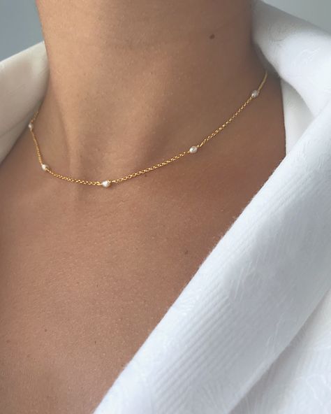 Gold Jewellery Dainty, Pearl Minimal Jewelry, Delicate Pearl Necklace, White Pearls Necklace, Accessories Minimal, Necklaces Aesthetic, Minimal Gold Jewelry, Timeless Jewellery, خواتم خطوبة