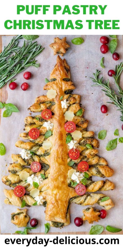 Pesto Tree Puff Pastry, Puff Pastry Xmas Tree, Puff Pastry Christmas Tree Appetizer, Savory Christmas Treats, Puff Pastry Tree, Christmas Tree Pastry, Christmas Tree Puff Pastry, Recipes Puff Pastry, Christmas Entrees