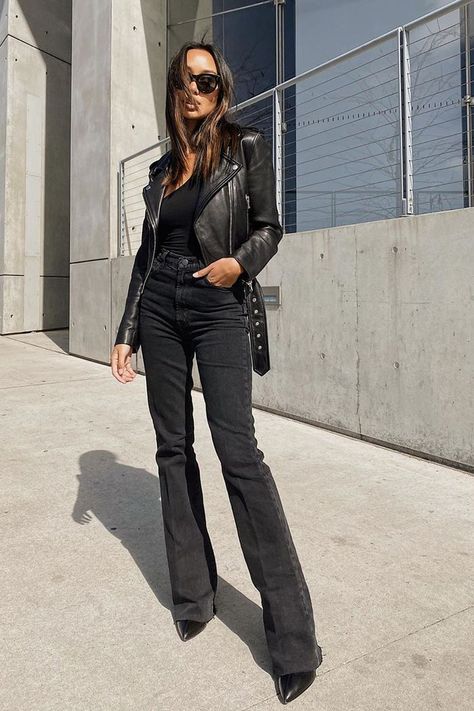 High Waisted Flare Jeans Outfit, Black Flare Jeans Outfit, Flare Jeans Outfit Winter, Flair Jeans Outfit, Outfits With Flares, Flares Outfit, Flare Jean Outfit, Vinter Mode Outfits, Black Flared Jeans