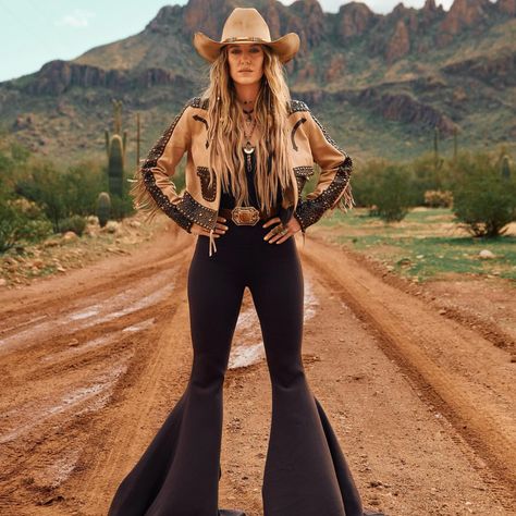 Country Concert Outfit Fall, Country Outfits Women, Lainey Wilson, Best Country Singers, Cute Country Outfits, Country Fashion Women, Country Fashion, Cute Preppy Outfits, Cowgirl Outfits