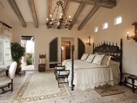 Italian Bedroom Design, Old World Bedroom, Spanish Style Bedroom, Spanish Bedroom, Spanish Interior Design, Bedrooms For Couples, Couples Vintage, Spanish Interior, Bedroom Design Styles