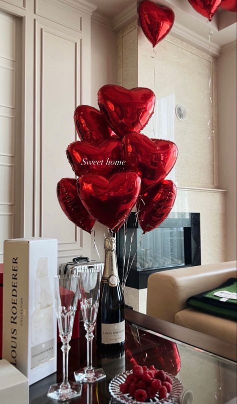 Romantic Set Up, Valentine’s Day Surprise, Red Valentines Aesthetic, Luxury Gifts Aesthetic, Valentines Date Night, Birthday Room Decorations, Romantic Date Night Ideas, Romantic Surprise, Christmas Potpourri