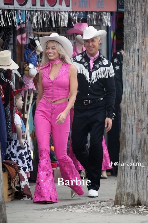 Barbie Margot Robbie Cowgirl, Barbie Trailer 2023, Barbie Fancy Dress, Barbie Cast, Barbie 2023 Movie, Halloween Costume And Makeup, Margot Robbie And Ryan Gosling, Stampede Outfit, Barbie Movie 2023