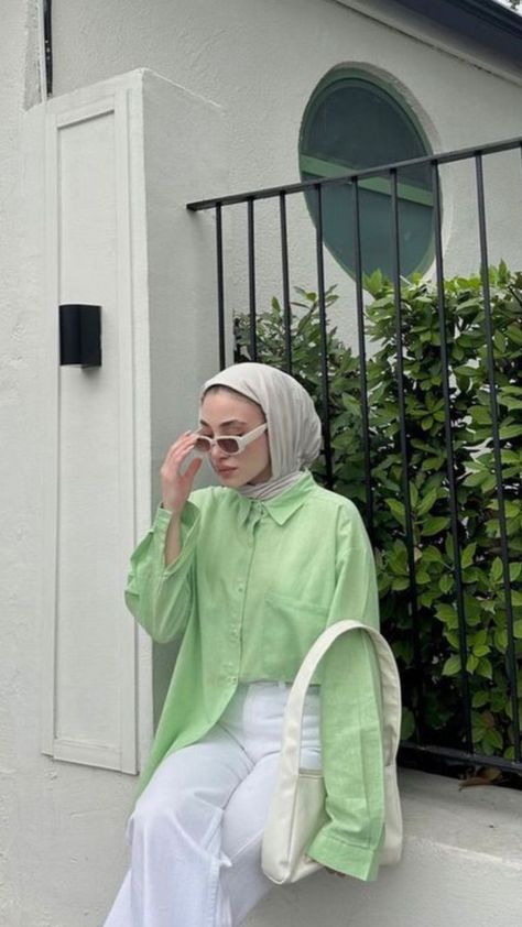 Hijab Fashion Summer, Popular Clothing Styles, Stile Hijab, Stylish Hijab, Muslim Outfits Casual, Muslim Fashion Hijab Outfits, Hijab Style Casual, Photographie Portrait Inspiration, Hijabi Fashion Casual