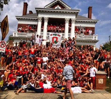 Fraternity House, Buckeye Nation, Osu Buckeyes, Frat Parties, College Sorority, Party Aesthetic, Super Party, College Aesthetic, College Parties