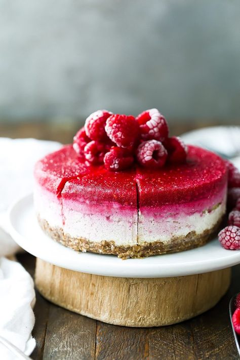 Easy Vegan Raspberry Cheesecake Vegan Raspberry Cheesecake, No Bake Raspberry Cheesecake, Paleo Cheesecake, Healthy Vegan Dessert, Cashew Cheesecake, Cheesecake Bars Easy, Raspberry No Bake Cheesecake, Vegan Cheesecake Recipe, Coconut Dessert