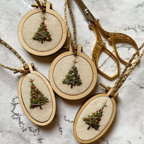 Christmas Crafts Embroidery, Mini Embroidery Ornaments, Embroidery Christmas Tree Ornaments, Mini Embroidery Hoop Christmas Ornaments, Cross Stitch Christmas Decorations, Embroidered Xmas Decorations, Embroidered Tree Ornaments, Small Christmas Embroidery Ideas, Embroidery Christmas Decorations