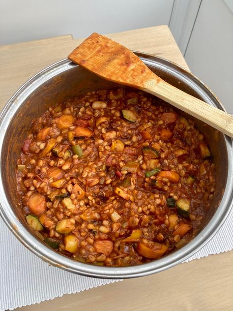 Mediterranean bean and barley stew Stew Vegetarian, Barley Recipes, Barley Stew, Weight Watchers Menu, Barley Recipe, Vegetable Stock Cubes, Bean Stew, Zucchini Fries, Vegetable Puree