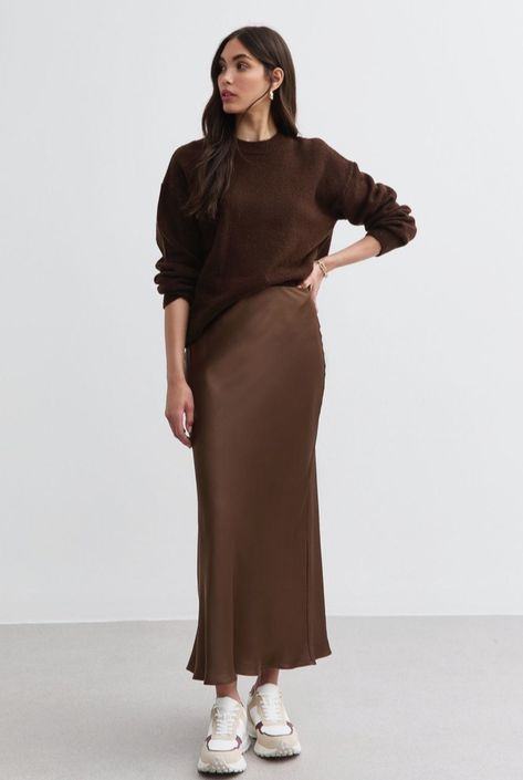 Brown Satin Skirt Outfit Winter, Brown Satin Midi Skirt Outfit, Brown Satin Skirt Outfit, Long Silk Skirt Outfit, Brown Satin Midi Skirt, Silk Maxi Skirt Outfit, Brown Satin Skirt, Midi Rok Outfit, Satin Midi Skirt Outfit