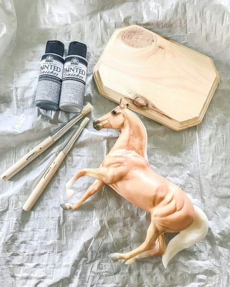 Upcycle Toys, Pioneer Crafts, Western Ideas, Barbie Horse, Diy Horse, Paint Tips, Horse Camp, Antique Horse, Horse Statue