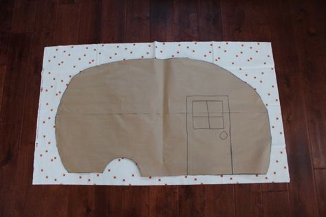 Travel Camper Tutorial - www.sewwhatalicia.com Camper Applique, Camper Quilt, Caravan Gifts, Camping Quilt, Travel Camper, Vintage Camper Remodel, Retro Sewing Patterns, Mug Rug Patterns, Quilt Square Patterns